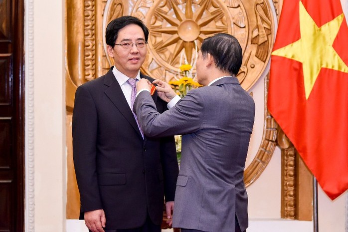 Trao Huân chương Hữu nghị cho Đại sứ Trung Quốc - Ảnh 1.