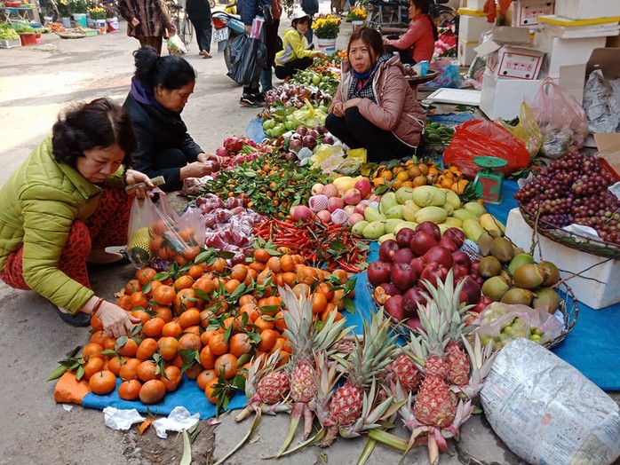 Đồ thờ cúng “đội giá” chóng mặt những ngày cận Tết - Ảnh 1.