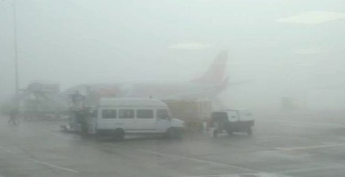 Sương mù dày đặc, nhiều chuyến bay Tết chưa thể cất cánh - Ảnh 1.