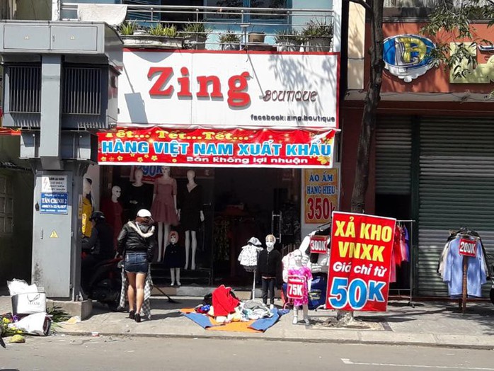 Đà Nẵng: Ế ẩm trưa 30 tết, xả hàng giảm 50% - Ảnh 1.