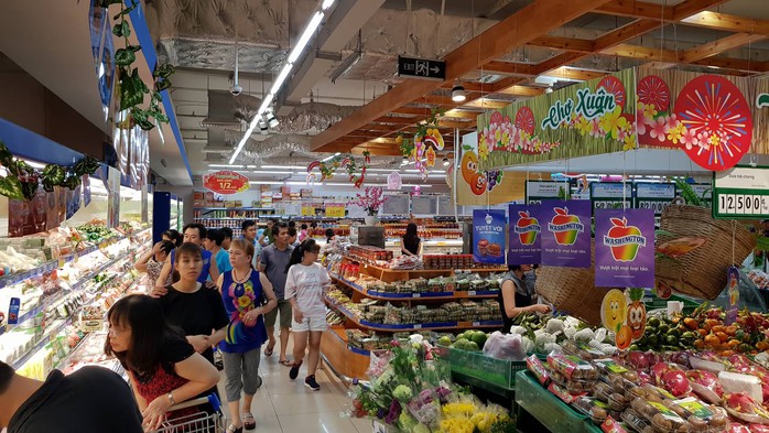 Khách hàng mua sắm đầu năm được lì xì - Ảnh 1. Khách hàng mua sắm đầu năm được lì xì - Ảnh 1.