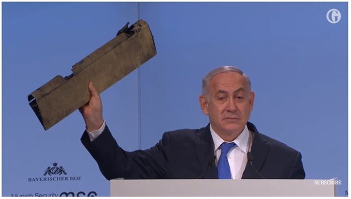 Thủ tướng Israel đưa mảnh vỡ máy bay tới hội nghị Đức vỗ mặt Iran - Ảnh 1.
