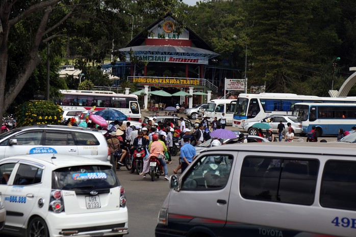 Mùng 5 Tết, Đà Lạt kẹt cứng - Ảnh 6.