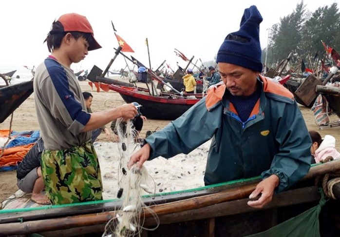 Ngư dân Sầm Sơn trúng đậm “lộc biển” ngày đầu năm mới - Ảnh 1.