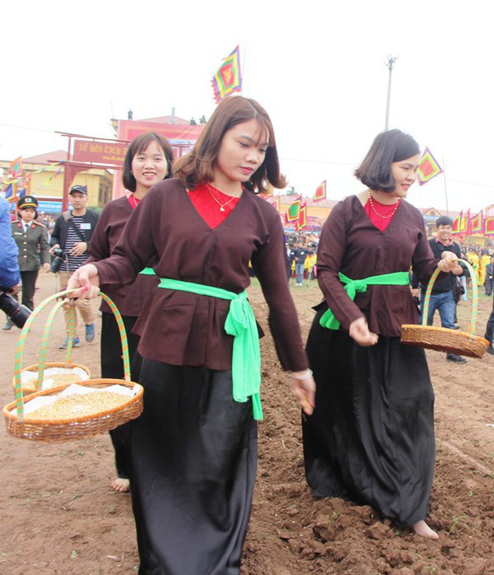 3 trâu đoạt giải trang trí vinh dự cày ruộng trong lễ hội Tịch Điền - Ảnh 5.
