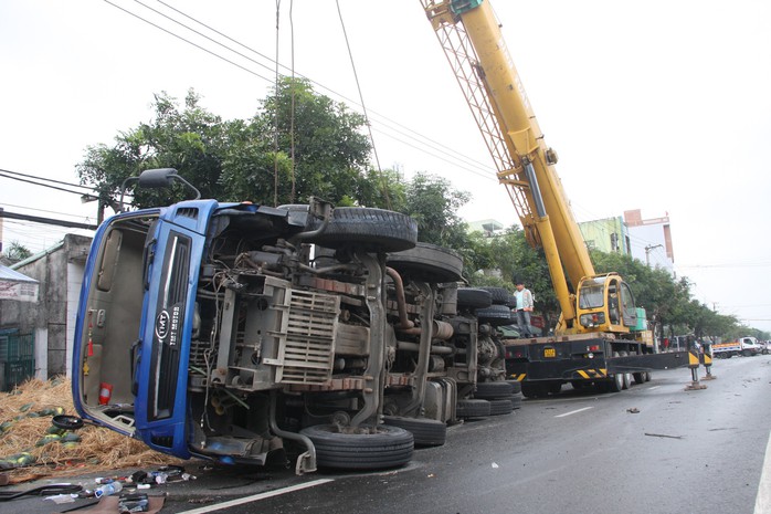 Tài xế ngủ gật, xe tải chở dưa lật nhào ra đường - Ảnh 1.