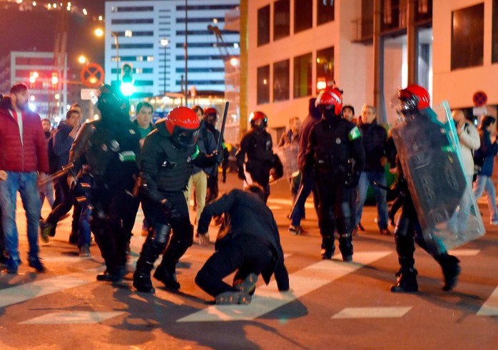 Cảnh sát đột tử khi ngăn bạo loạn trận Bilbao - Spartak Moscow - Ảnh 6.