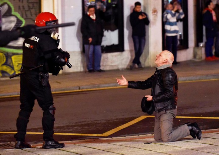 Cảnh sát đột tử khi ngăn bạo loạn trận Bilbao - Spartak Moscow - Ảnh 5.