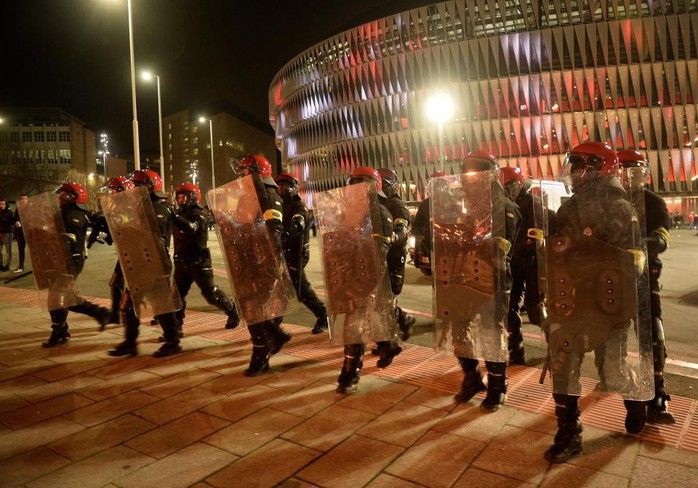 Cảnh sát đột tử khi ngăn bạo loạn trận Bilbao - Spartak Moscow - Ảnh 3.