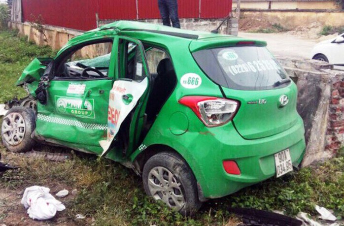 Tàu hỏa tông xe taxi Mai Linh, tài xế tử vong trong xe - Ảnh 1.