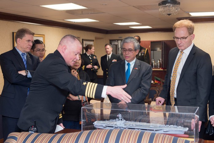 Đại sứ Việt Nam lần đầu tiên thăm tàu sân bay Mỹ - Ảnh 2.