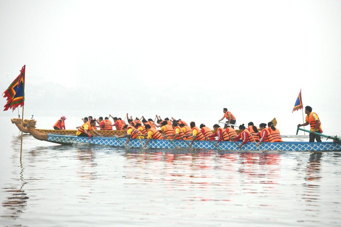 Hà Nội khôi phục lễ hội bơi chải thuyền rồng giữa hồ Tây - Ảnh 2.