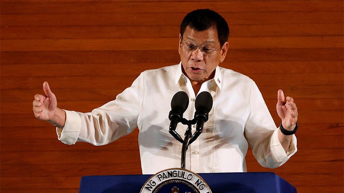Ông Duterte: Tôi có 2 vợ, tôi phải được tăng lương - Ảnh 1.