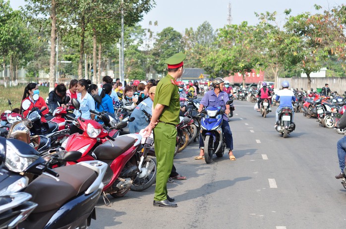 Vụ hàng ngàn công nhân bị xù Tết: Vạ vật trong nắng nóng chờ xử lý - Ảnh 3.