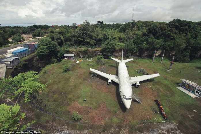 Chiếc máy bay bí ẩn hiện hình trên đảo Bali - Ảnh 1.