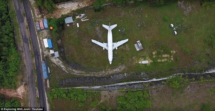 Chiếc máy bay bí ẩn hiện hình trên đảo Bali - Ảnh 3.