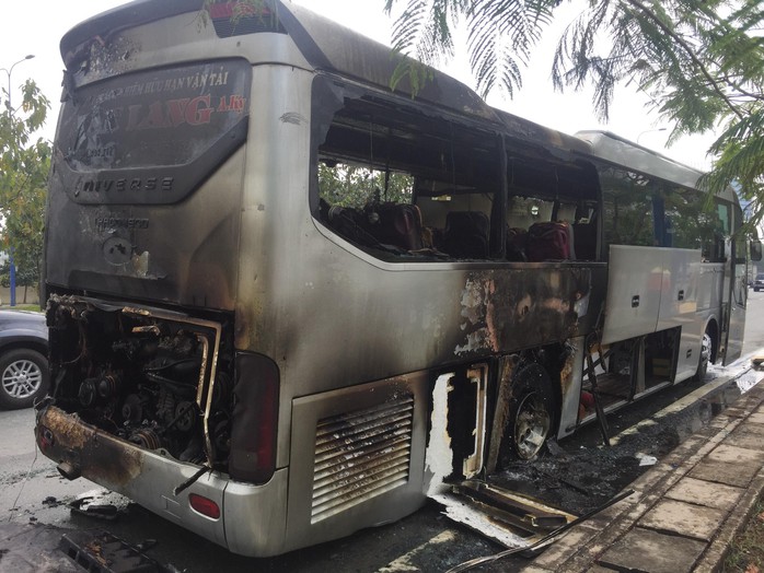 Hơn 10 người la hét trên xe khách bốc cháy ở đường Mai Chí Thọ - Ảnh 1.
