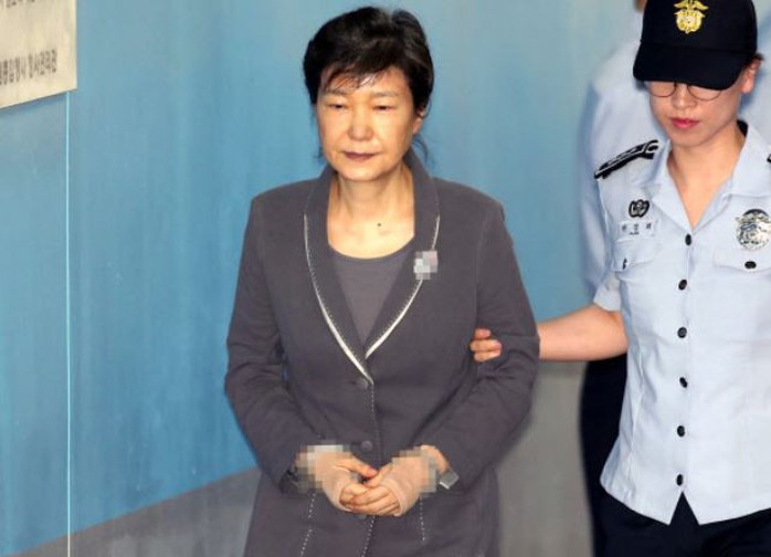 Cựu Tổng thống Park Geun-hye đối mặt án tù 30 năm - Ảnh 1.