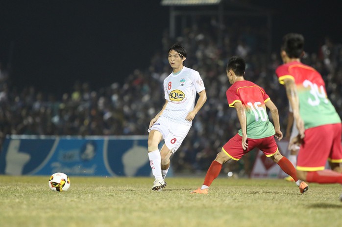Khán giả Bình Phước chen kín sân xem sao U23 của HAGL chơi bóng - Ảnh 9.