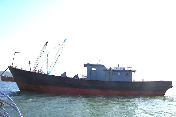Tàu vỏ sắt có chữ Trung Quốc không người trôi trên biển Thừa Thiên - Huế - Ảnh 1.