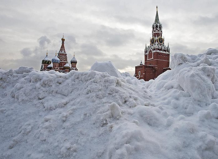 Moscow hứng chịu lượng tuyết rơi trăm năm mới có một lần - Ảnh 1.