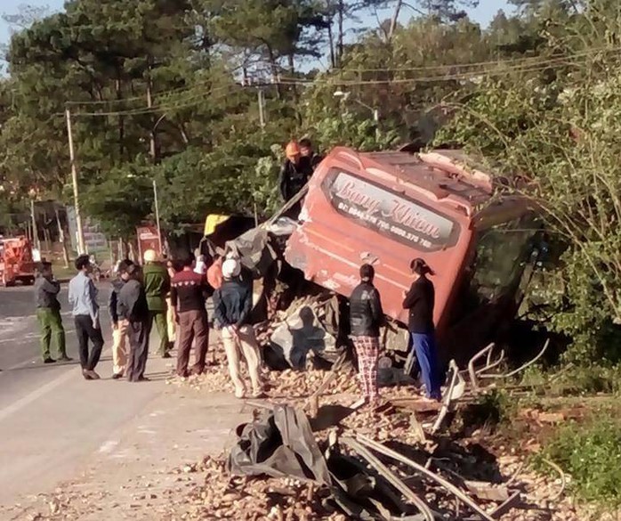 Xe khách và xe tải tông nhau: 1 người chết, 4 người bị thương nặng - Ảnh 1.