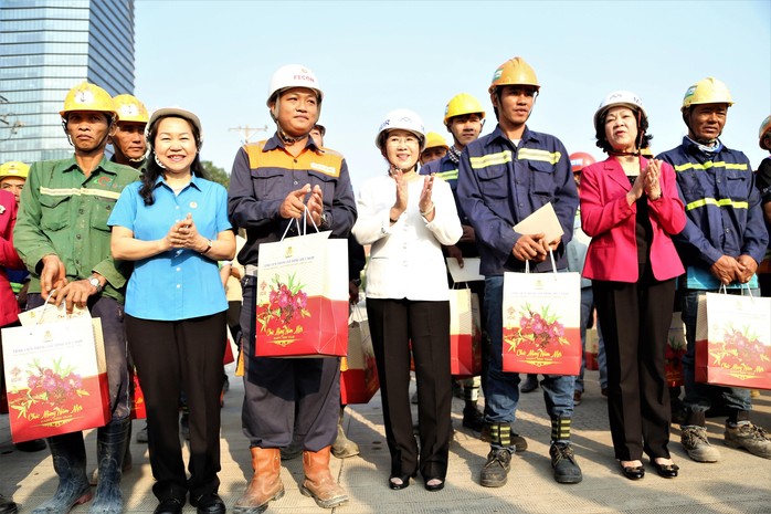 Động viên người lao động làm việc tại tuyến metro - Ảnh 1.