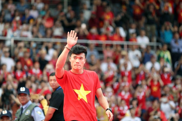 Clip Hồng Duy song ca với Mỹ Tâm khi U23 Việt Nam giao lưu lần cuối - Ảnh 1.