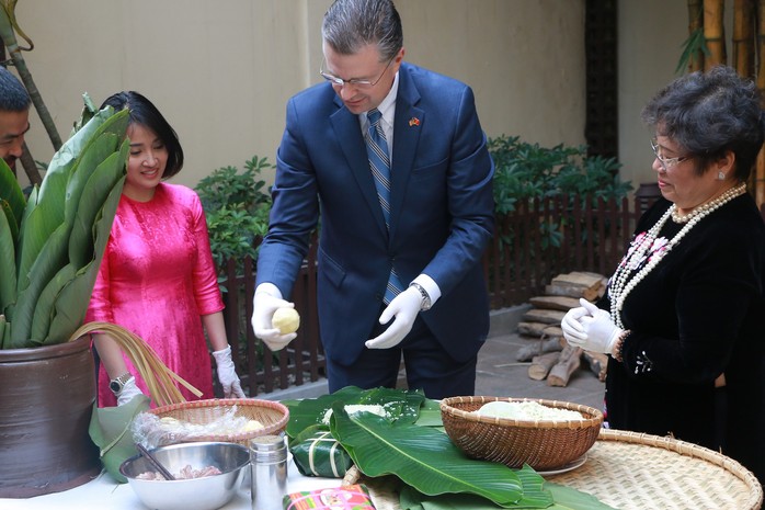 Video tân Đại sứ Mỹ thuần thục gói bánh chưng đón Tết - Ảnh 6.