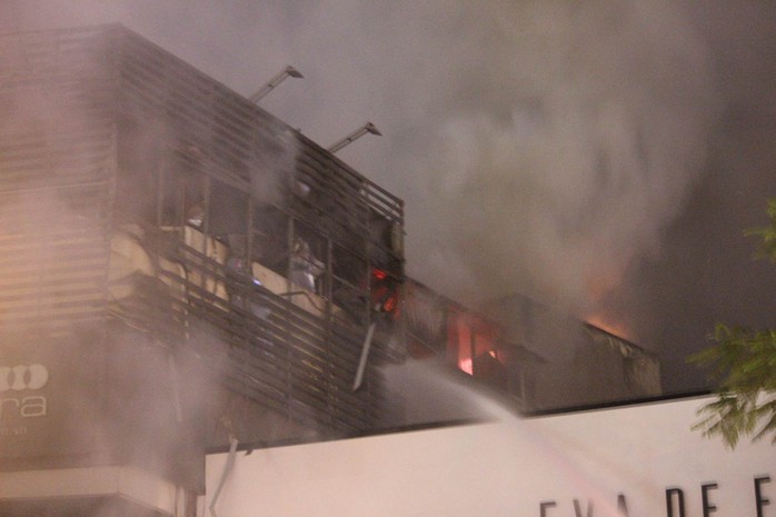 Nhà 5 tầng bất ngờ cháy lớn lúc đêm muộn - Ảnh 4.