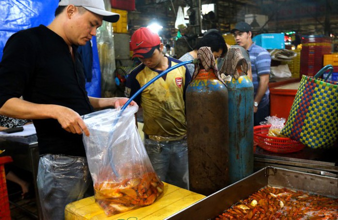 Nhộn nhịp mua cá chép lúc nửa đêm ở chợ lớn nhất Sài Gòn - Ảnh 8.