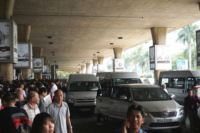 Đi xe 16 chỗ tới đón đúng 1 Việt kiều ở sân bay Tân Sơn Nhất - Ảnh 4.