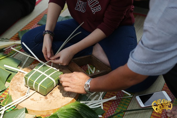 Ngô Thanh Vân, Jun Phạm nấu bánh chưng tặng người nghèo - Ảnh 3.