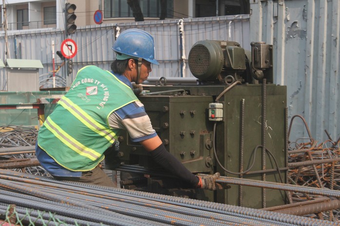 Ăn tết với công nhân thi công metro số 1 - Ảnh 1.