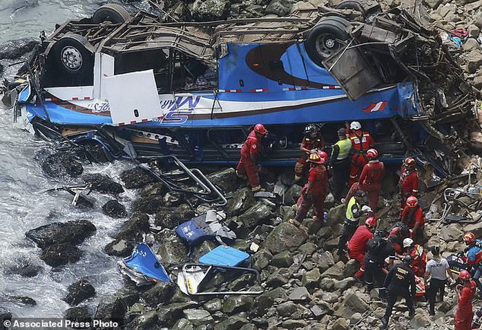 Xe buýt lao từ vách đá xuống bãi biển, 48 người thiệt mạng - Ảnh 1.