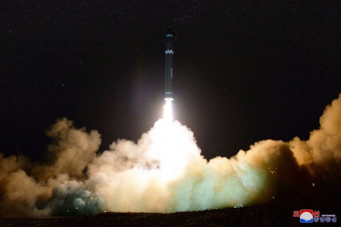 Triều Tiên phóng tên lửa, 9 máy bay rơi vào tầm ảnh hưởng - Ảnh 2.