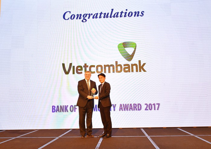 Ngân hàng Việt Nam tiêu biểu 2017 vinh danh Vietcombank - Ảnh 1. Ngân hàng Việt Nam tiêu biểu 2017 vinh danh Vietcombank - Ảnh 1.