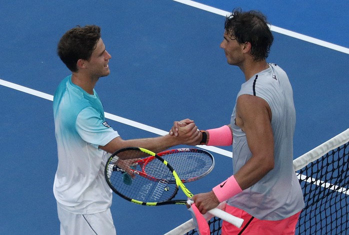 Nadal chính thức giành vé vào tứ kết, Djokovic và Federer vẫn bám đuổi - Ảnh 3.