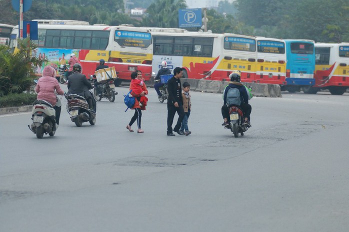 Ngày đầu người đi bộ sai luật có thể bị phạt tù đến 15 năm - Ảnh 9.