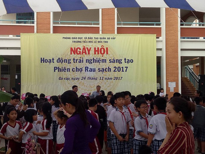 Học sinh diễn văn nghệ, phụ huynh bị thu tiền - Ảnh 1.