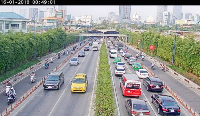 Hàng trăm ô tô bị kẹt ở hầm vượt sông Sài Gòn - Ảnh 3.