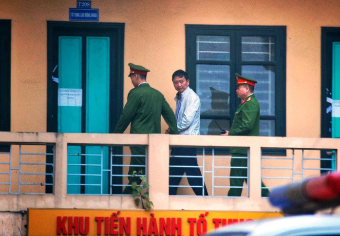 Đoàn xe đưa ông Đinh La Thăng và đồng phạm tới tòa nghe tuyên án - Ảnh 10.