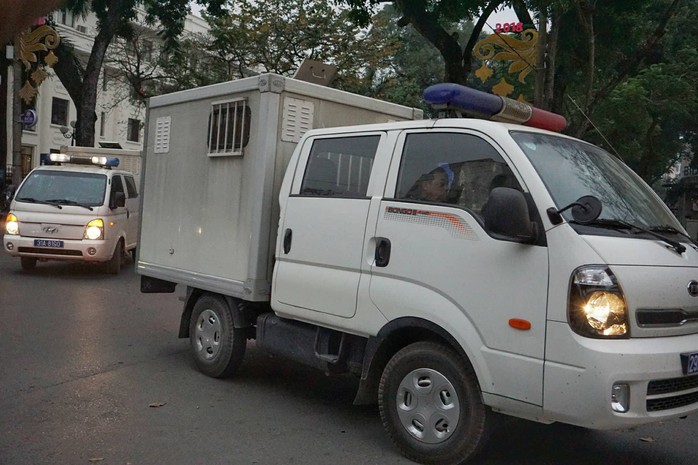 Đoàn xe đưa ông Đinh La Thăng và đồng phạm tới tòa nghe tuyên án - Ảnh 3.