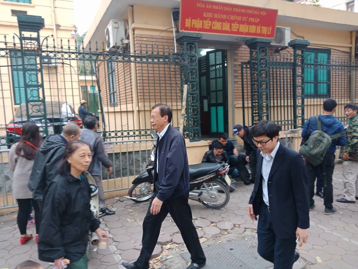 Tòa xử ông Đinh La Thăng: Ông Phùng Đình Thực đi bộ rời tòa sau tuyên án - Ảnh 5.