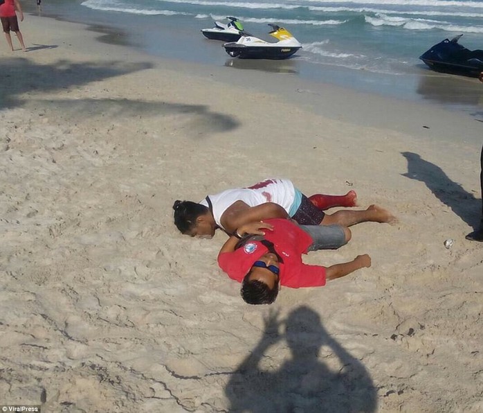 Thái Lan: Đấu súng trên bãi biển, du khách nháo nhào bỏ chạy - Ảnh 3.
