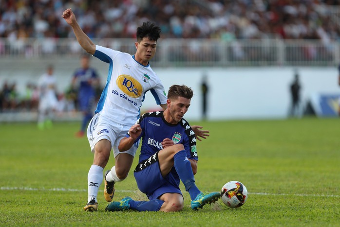 Phung phí cơ hội, HAGL và B.Bình Dương chia điểm ngày đầu V-League - Ảnh 2.