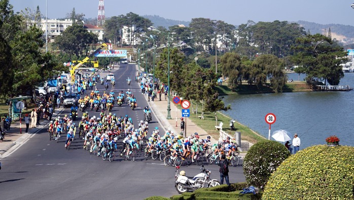 Căng thẳng ngôi vị áo xanh.  - Ảnh 1.