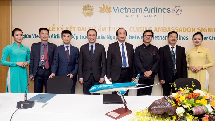 Phù thuỷ ẩm thực Luke Nguyễn trở thành Đại sứ Ẩm thực toàn cầu của Vietnam Airlines - Ảnh 2.