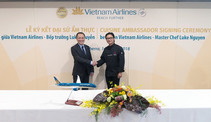 Phù thuỷ ẩm thực Luke Nguyễn trở thành Đại sứ Ẩm thực toàn cầu của Vietnam Airlines - Ảnh 1.