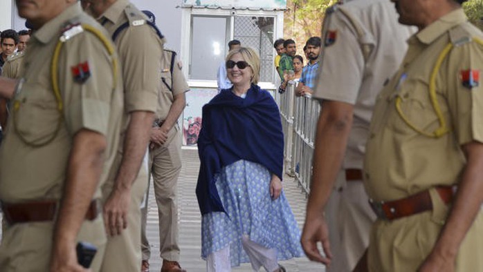 Bà Clinton bị chấn thương phải nhập viện ở Ấn Độ - Ảnh 1.